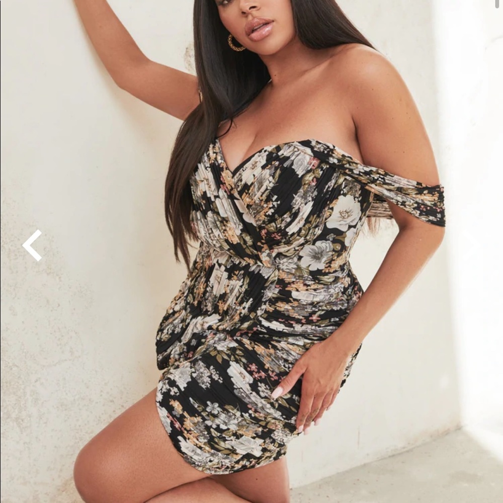 LAVISH ALICE - Curve pleated Bardot mini dress in black rose. - SIZE L